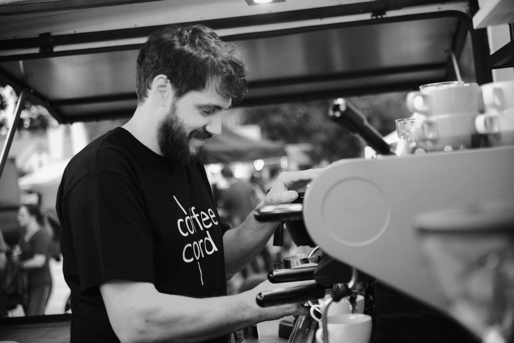 Barista von coffeecord am Siebträger