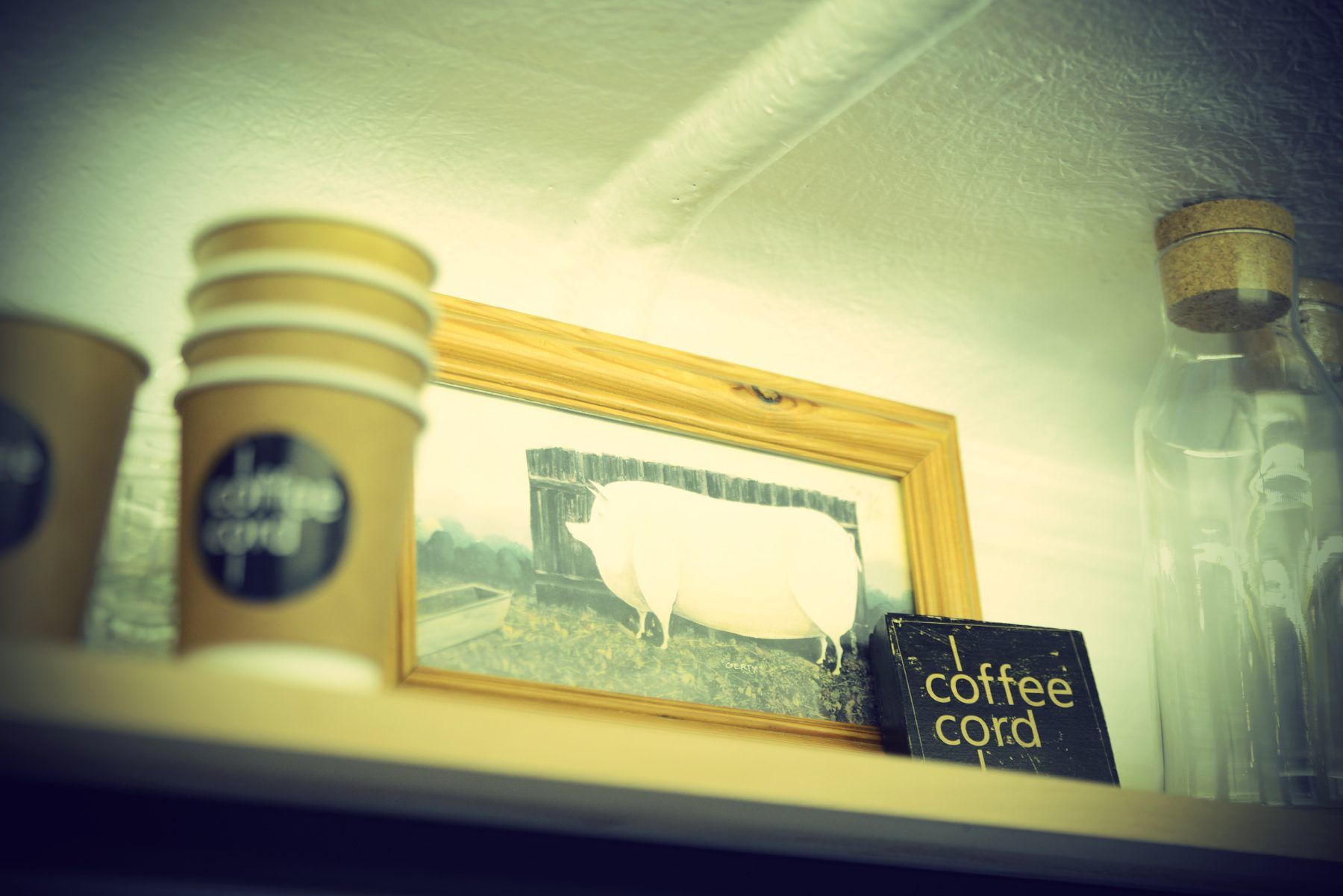 Becher und Details im Wagen