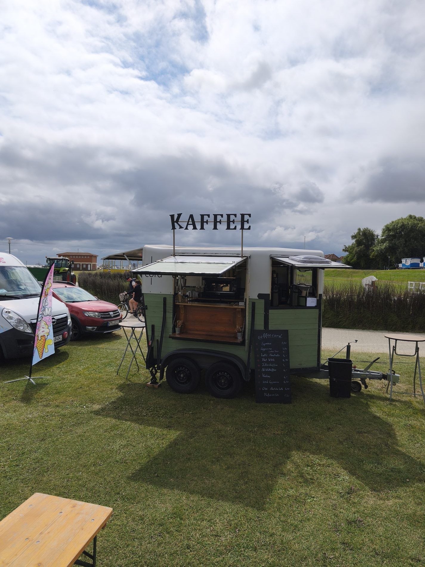 Der Pferdewagen von coffeecord auf einem Markt am Deich